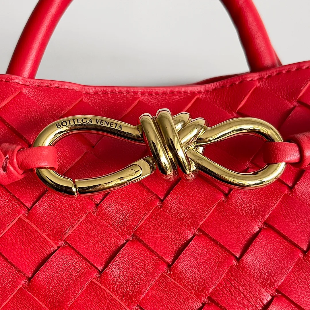 The 2023 new Andiamo batch of 1860 BV has been shipped‼ ️Really popular🔥The new Andiamo woven handbag launched by Bottega Veneta this season is really popular all over the world! ! Celebrities at home and abroad have worn it, and Oscar-winning actress Michelle Yeoh has taken it out on the street. Song Jia, Trai Yara, Yu Feihong, Sanji Ayaka, Rosie Hunting-Whiteley, Yoshioka Riho, etc. have all picked up this bag. It is classic and versatile, showing off its temperament, and the bag capacity is also large, which is very convenient for daily commuting! ! A variety of carrying methods, the shoulder straps can be adjusted by yourself, the original lambskin feels soft and delicate, and the neutral style is made to break gender boundaries and bring a more practical and longer-lasting use experience. Andiamo, which has both elegant and casual styles, perfectly interprets the true appearance of "fashionable old money style". Style number: 743568 Size: 25*22*10.5cm